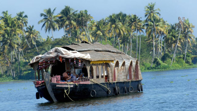 Hệ thống đầm nước lợ Kerala, Kerala: Hệ thống đầm được hình thành từ các hồ, kênh và sông chảy xuống bờ biển. Nhà thuyền truyền thống là cách tuyệt vời để trải nghiệm cuộc sống địa phương.