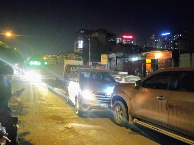 Tin tức trong ngày - Xe bán tải đâm bẹp đầu ô tô 7 chỗ, tài xế khăng khăng 'không say'