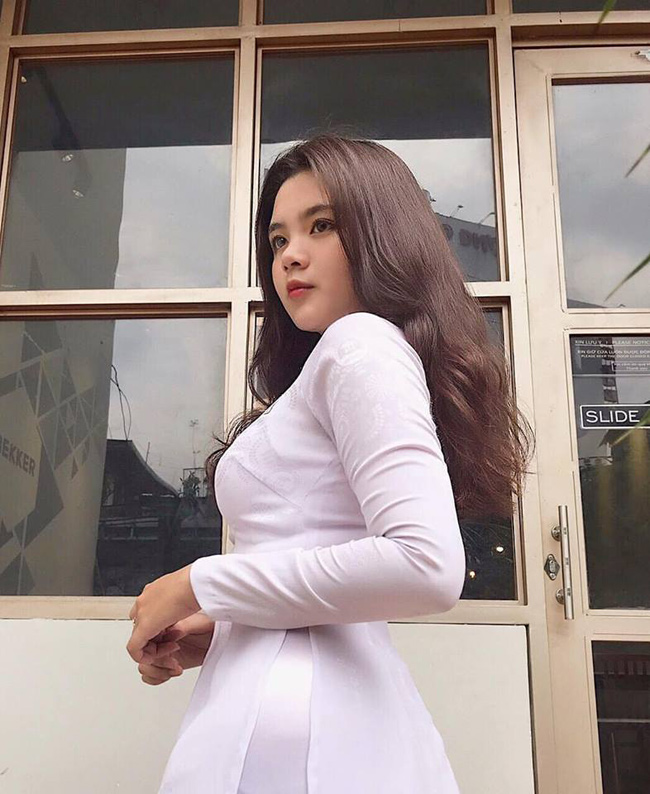 Nguyễn Ngọc Hoàng Anh (nữ sinh trường THPT Hàn Thuyên, TP.HCM) được mệnh danh là "thiên thần áo dài". 