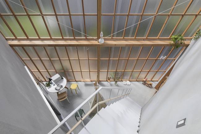 Các tấm polycarbonate ở mặt tiền ngôi nhà có thể trượt mở. Khi đóng cửa, ánh sáng vẫn lọt vào nhà trong khi không gian hoàn toàn riêng tư, yên tĩnh.&nbsp;Còn khi mở cửa trượt, ranh giới giữa bên trong và bên ngoài nhà gần như không còn.