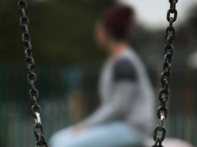 Thế giới - Anh: Cô gái bị 100 người cưỡng hiếp còn bị cảnh sát bắt