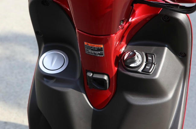 Chìa khóa thông minh Smart Key, cạnh nút bật cốp xe và phía bên là nắp bình xăng tăng sự tiện lợi.