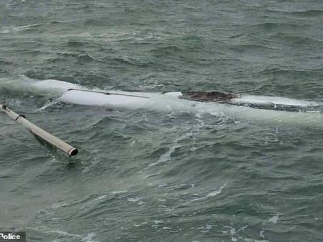 Phi thường - kỳ quặc - Hai cha con bấu víu vào mảnh thuyền vỡ suốt đêm trong vùng biển đầy cá mập, cá sấu