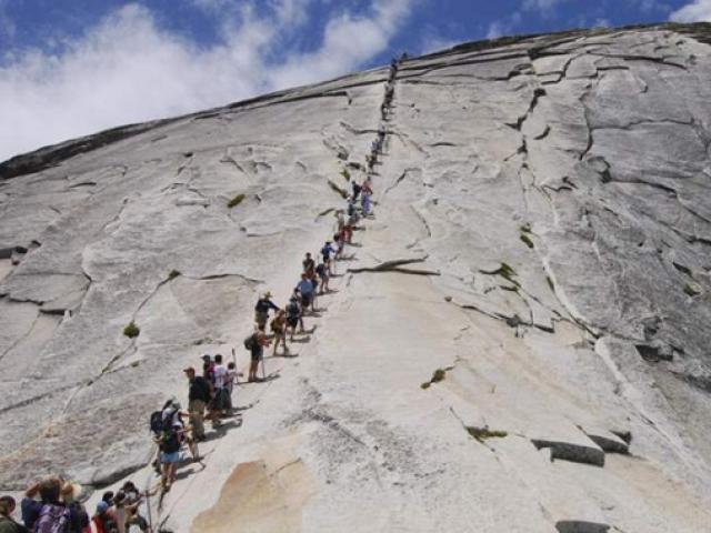 Du lịch - Hết hồn địa điểm sơ sẩy một chút có thể mất mạng, du khách vẫn đến ầm ầm