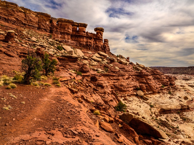 The Maze, vườn quốc gia Canyonlands, Mỹ:&nbsp;Khu vực này có nhiêt độ tới 43 độ C và vị trí này ở xa đến mức phải đi mất 3 ngày để tìm được người đi bộ bị mất tích, bị thương hay mất nước.