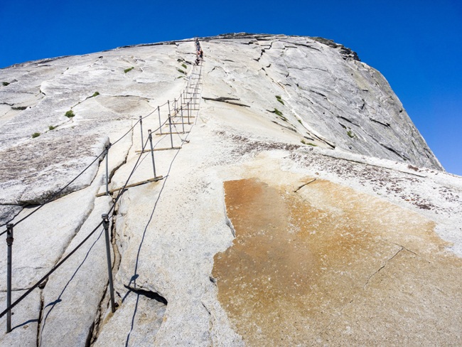 Đỉnh Half Dome &#40;vườn quốc giaYosemite, Mỹ&#41;: Để leo lên đỉnh Half Dome, du khách phải leo lên một vách đá dựng đứng bằng dây cáp. Có khoảng 8-20 người đã tử vong kể từ khi dây cáp được lắp đặt khoảng 100 năm trước.