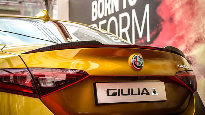 Cận cảnh Alfa Romeo Giulia màu sơn Ochre lạ mắt và sang chảnh - 4