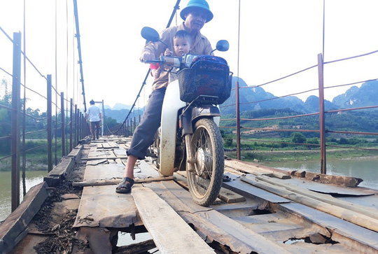 Lạnh người khi đi qua cây cầu treo đung đưa, mục nát ván lót - 10