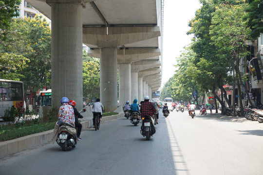 Người dân vật vã dưới trời nắng nóng trên 40 độ C - 4