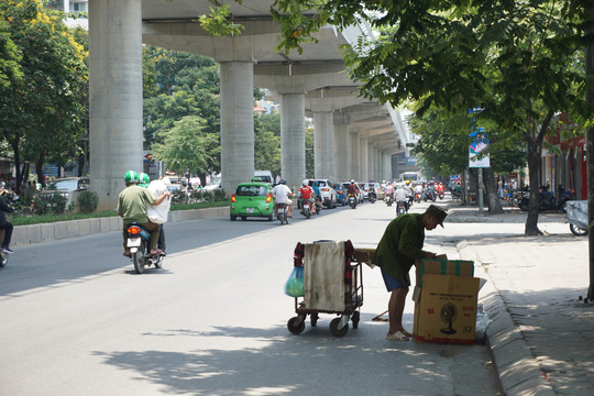 Người dân vật vã dưới trời nắng nóng trên 40 độ C - 5