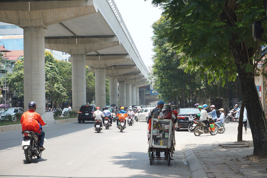 Người dân vật vã dưới trời nắng nóng trên 40 độ C - 6