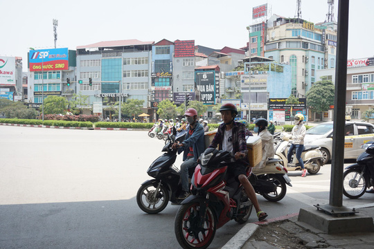Người dân vật vã dưới trời nắng nóng trên 40 độ C - 8