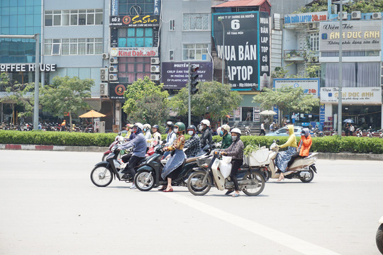 Người dân vật vã dưới trời nắng nóng trên 40 độ C - 9