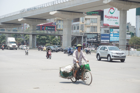 Người dân vật vã dưới trời nắng nóng trên 40 độ C - 12