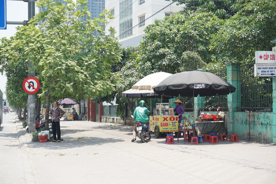 Người dân vật vã dưới trời nắng nóng trên 40 độ C - 13