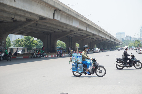 Người dân vật vã dưới trời nắng nóng trên 40 độ C - 15