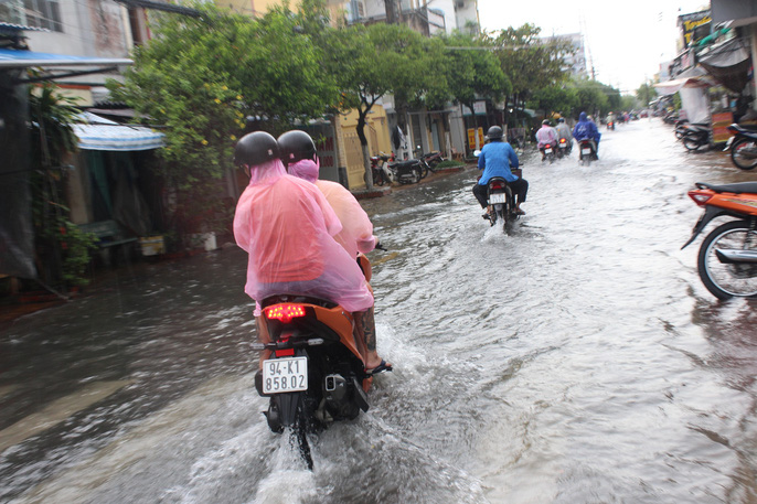 Sau cơn mưa trắng trời, CSGT Bạc Liêu giúp dân di chuyển trong &#34;biển&#34; nước - 1