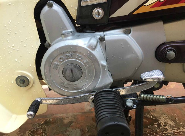 Cận cảnh lốc động cơ nguyên bản của xe.