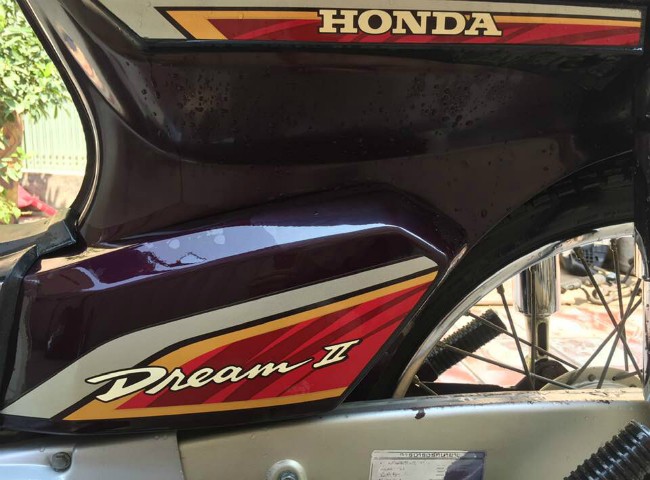 Tem xe cho thấy đây là đời Honda Dream II. Trước đây dòng xe này từng gây bão thị trường xe máy Việt Nam và là biểu tượng của những gia đình khá giả.