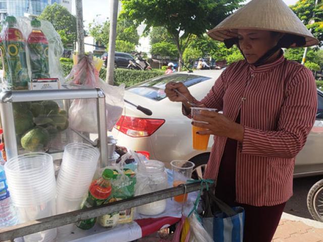 Thị trường - Tiêu dùng - Tp:HCM: Nắng nóng, nước uống bình dân vỉa hè lên ngôi