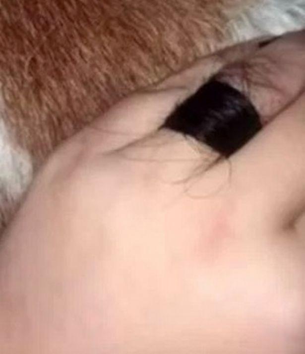 Cô gái khoe nhẫn đính hôn khiến dân mạng "kinh tởm" - 2