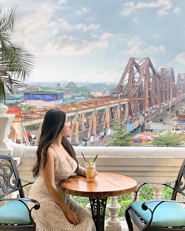 Cô chọn trang phục khoe khéo nét đẹp trên cơ thể.&nbsp;