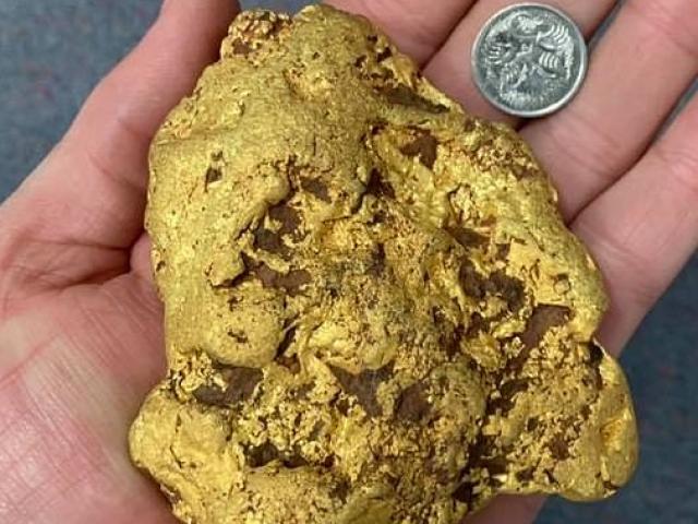 Thế giới - Úc: Không tin vào mắt mình khi đào được cục vàng 1,4kg giá hơn 2 tỷ đồng