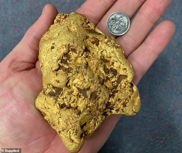 Úc: Không tin vào mắt mình khi đào được cục vàng 1,4kg giá hơn 2 tỷ đồng - 1