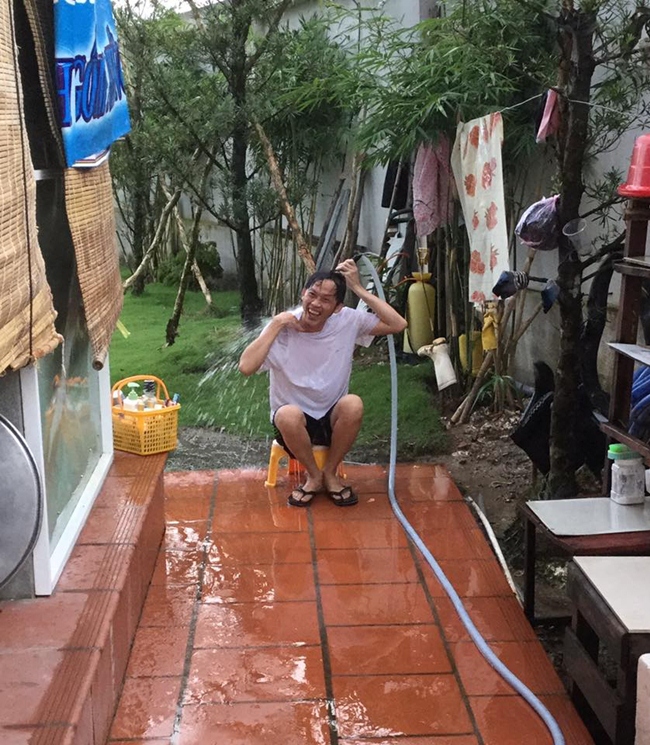 Hoài Linh thích thú với màn tắm bằng vòi tưới cây ngoài trời giản dị. Đây là hình thức tắm quen thuộc ở vùng thôn quê Việt Nam.