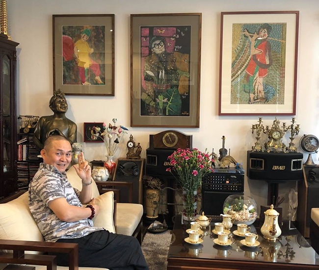 Gia đình Xuân Hinh hiện đang sinh sống tại Hà Nội. Trong ảnh là phòng khách được sắp xếp ngăn nắp, gọn gàng của nghệ sĩ U60.