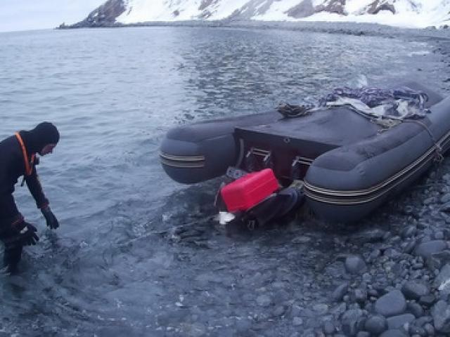 Phi thường - kỳ quặc - Lật xuồng, dùng xẻng làm mái chèo vượt 150km biển về đất liền suốt 6 ngày