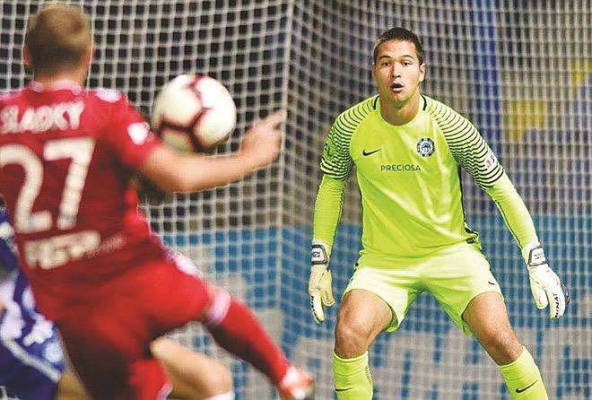 Cầu thủ Việt kiều nào lọt vào ‘mắt xanh’ HLV Park Hang Seo? - 1
