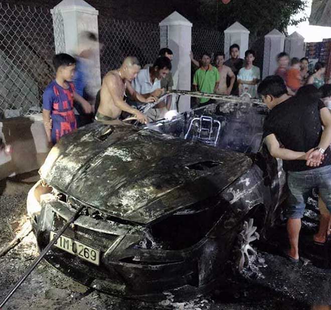 Nhiều vụ cháy xe hơi xảy ra liên tiếp trong vòng một tuần với những lý do khá "trời ơi đất hỡi" - 5