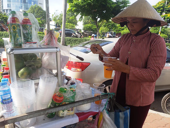 Tp:HCM: Nắng nóng, nước uống bình dân vỉa hè lên ngôi - 2