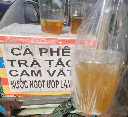 Tp:HCM: Nắng nóng, nước uống bình dân vỉa hè lên ngôi - 3