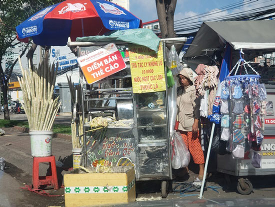 Tp:HCM: Nắng nóng, nước uống bình dân vỉa hè lên ngôi - 4