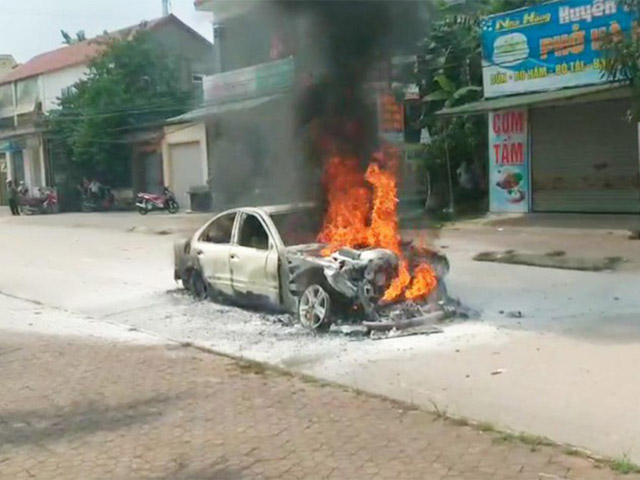 Tin tức ô tô - Nhiều vụ cháy xe hơi xảy ra liên tiếp trong vòng một tuần với những lý do khá "trời ơi đất hỡi"