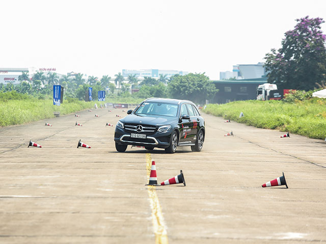 Tin tức ô tô - Trải nghiệm các tính năng an toàn của Mercedes Benz tại Học viện Lái xe An toàn