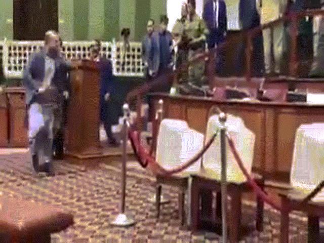 Thế giới - Nghị sĩ xách dao chạy quanh Quốc hội vì bất đồng quan điểm