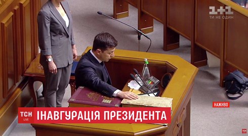 Ông Zelensky chính thức nhậm chức Tổng thống Ukraine, tuyên bố giải tán Quốc hội - 1