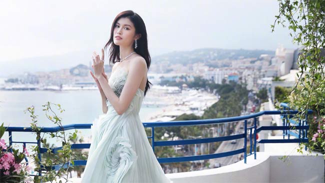 Kết thúc một ngày, trước khi đi ngủ, Sui He sẽ dành khá nhiều thời gian cho làn da. Các bước rất đơn giản, làm sạch dầu, rửa mặt, thoa kem dưỡng da, bôi kem làm trắng da, kem dưỡng mắt&nbsp; và cuối cùng là một lớp kem để làm mịn da chân.