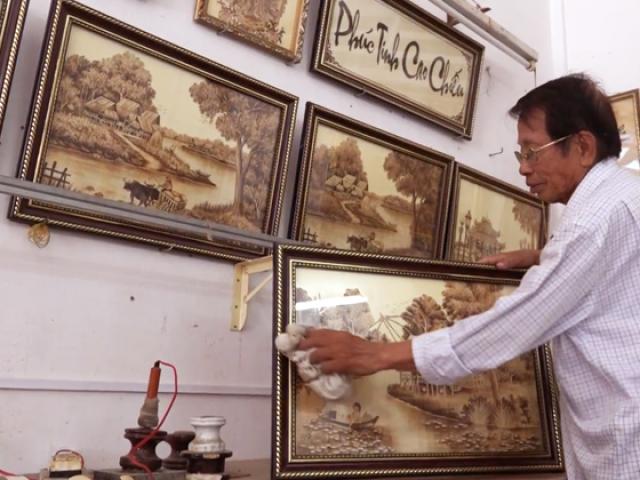 Tin tức trong ngày - Kỷ lục: Người đàn ông An Giang vẽ tranh trên lá thốt nốt "cực đỉnh"