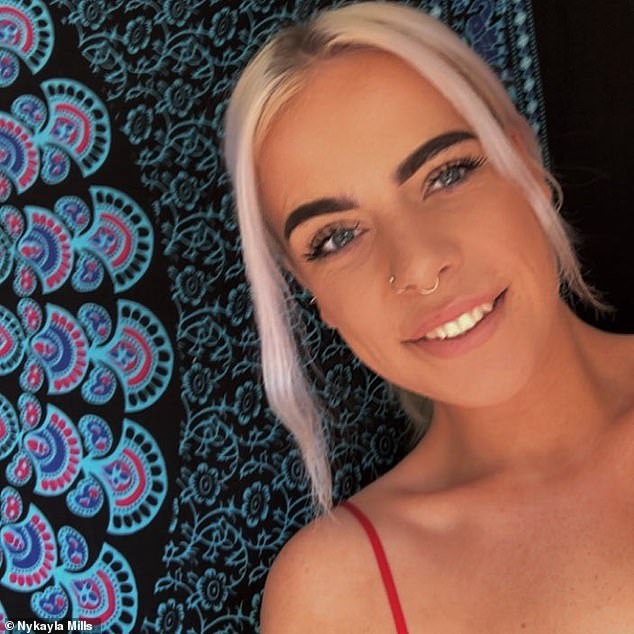 Chụp ảnh trong phòng ngủ giúp gái trẻ kiếm được 35 triệu/tuần - 4