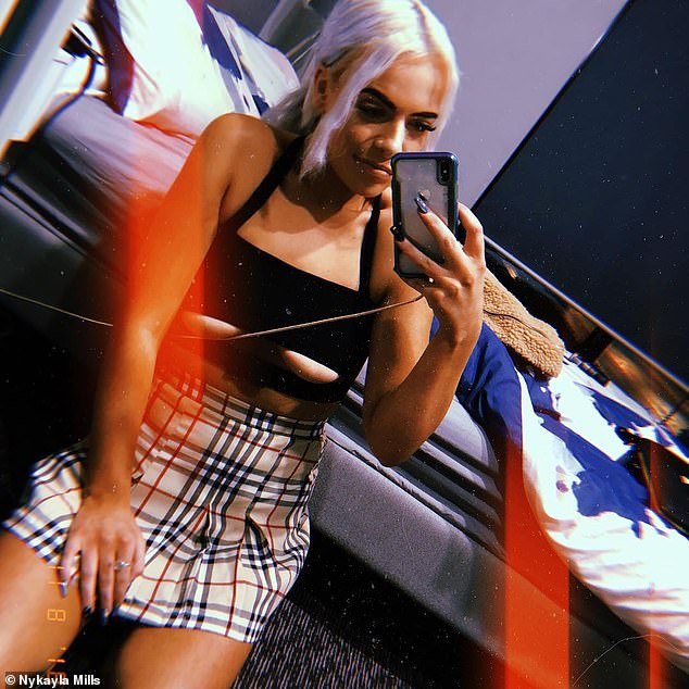 Chụp ảnh trong phòng ngủ giúp gái trẻ kiếm được 35 triệu/tuần - 1