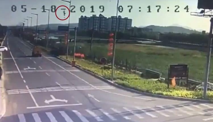Khoảnh khắc tiêm kích TQ lao thẳng xuống đất nổ tung thành cầu lửa - 1