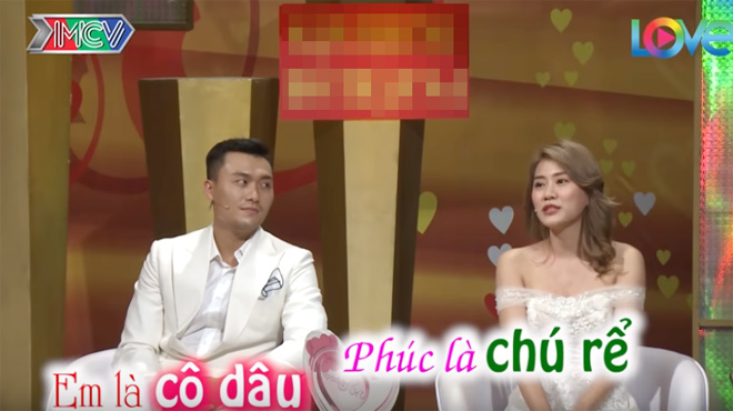 Chồng mải mê xem "phim nóng” để có kinh nghiệm “trả bài” cho vợ - 1