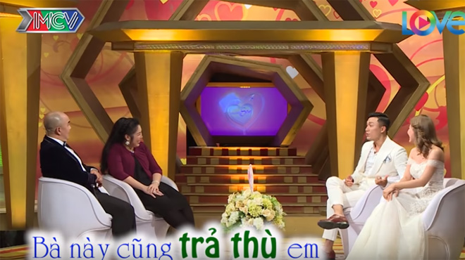 Chồng mải mê xem "phim nóng” để có kinh nghiệm “trả bài” cho vợ - 4