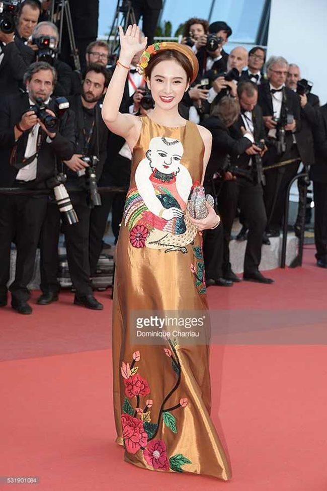 Trước Ngọc Anh, Angela Phương Trinh cũng là một trong những cái tên để lại nhiều dấu ấn đẹp tại Cannes 2016. Trong khi các sao nổi tiếng chạy theo phong cách hiện đại với các mẫu thiết kế thương hiệu đình đám thế giới "bà mẹ nhí" lại chọn diện bộ trang phục đậm màu sắc truyền thống dân tộc - váy lụa in tranh Đông Hồ.
