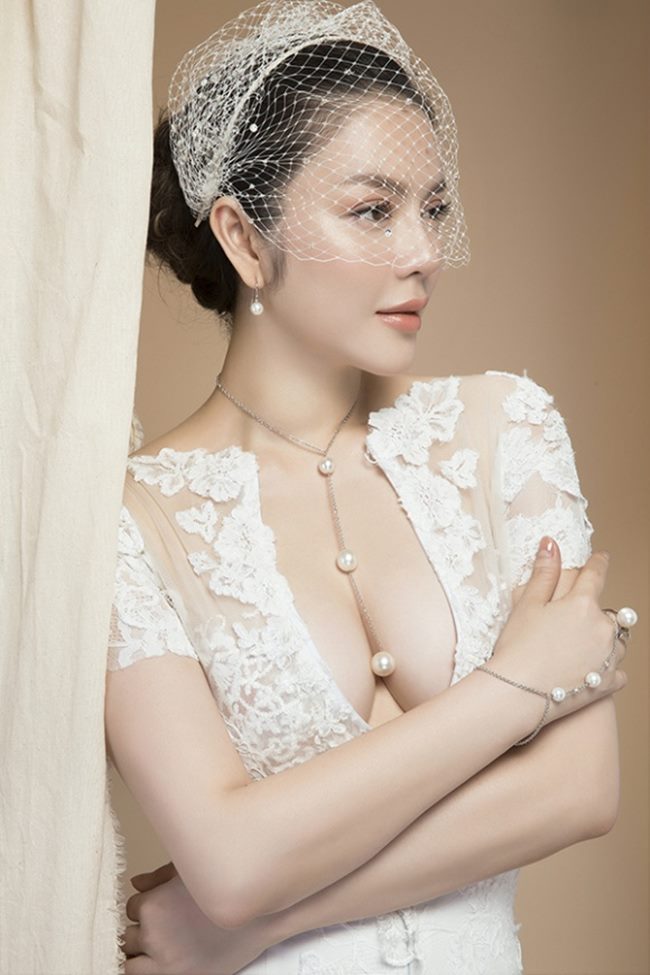 Khác với những người đẹp thuộc thế hệ sau này, ở tuổi 36, Lý Nhã Kỳ chọn cho mình gu thời trang tinh tế, thanh lịch.