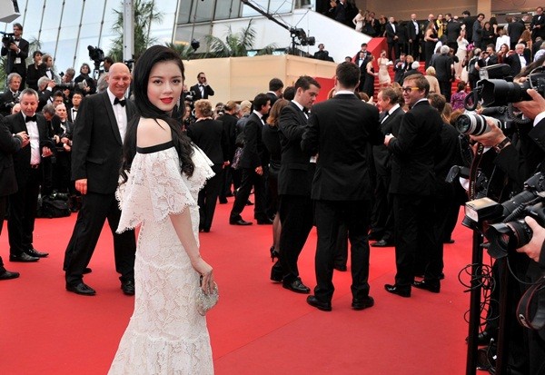 Nhìn sao Việt mặc lố tại Cannes, lại nhớ 14 bộ váy sang trọng của Lý Nhã Kỳ - 1